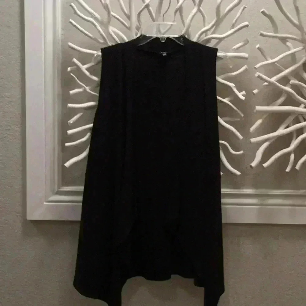 Woman’s cable & gauge black vest